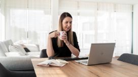 Frau am Laptop in einer ruhigen Home-Office-Umgebung